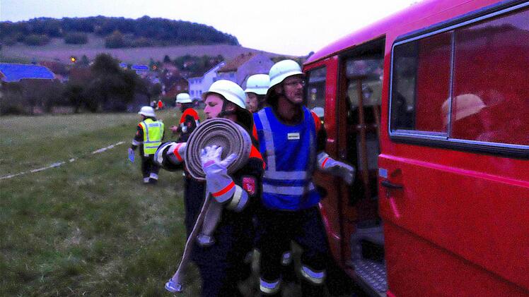 Etwa 300 Meter Schlauchstrecke musste bis zum nächsten Hydranten gelegt werden.  Fotos: Gerd Schaar