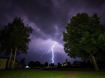 Überschwemmungen und Blitzeinschläge - Unwetterwarnung für Mittelfranken. Foto: Rene Ruprecht/dpa