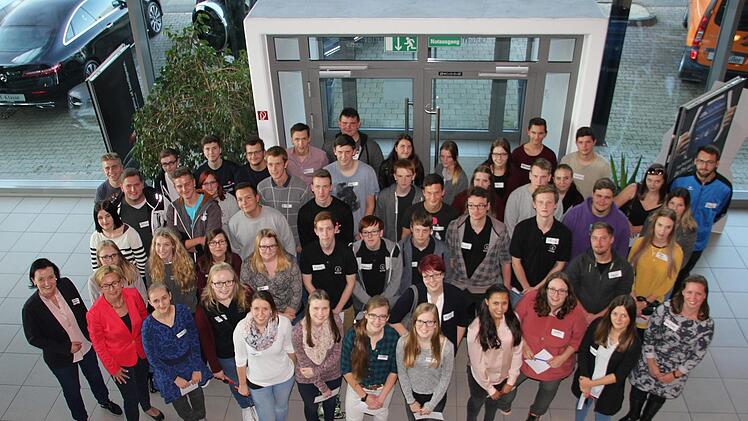 Die Teilnehmer der Azubi-Akademie mit Zukunftscoach Gabriele Riedel, Sibylle Fugmann vom BDSsowie der weitere stellvertretende Landrat, Bernd Steger. Veronika Schadeck