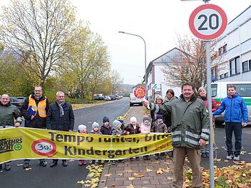 Zur Sicherheit der Kinder sollte das verordnete Tempo 20 in der Quellenstraße eingehalten werden. Dafür setzen sich Kindergarten, Marktgemeinde und Behörden ein. Foto: Gerd Schaar