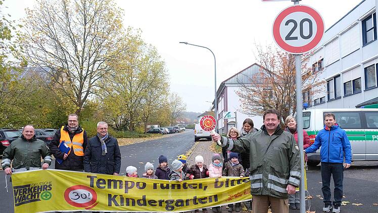 Zur Sicherheit der Kinder sollte das verordnete Tempo 20 in der Quellenstraße eingehalten werden. Dafür setzen sich Kindergarten, Marktgemeinde und Behörden ein. Foto: Gerd Schaar