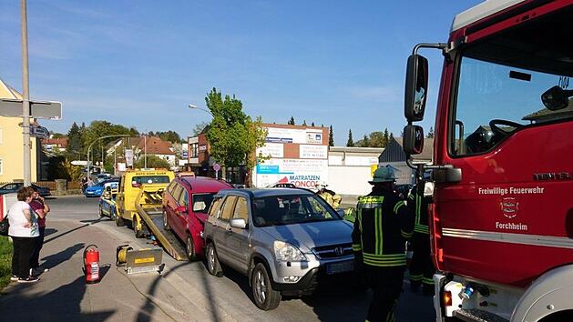 Die beiden Unfallfahrzeuge werden getrennt und abgeschleppt. Foto: Timo Sokol /Feuerwehr Forchheim