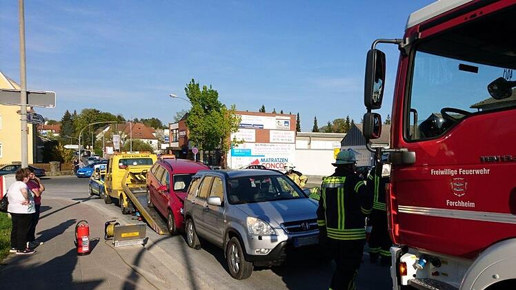 Die beiden Unfallfahrzeuge werden getrennt und abgeschleppt. Foto: Timo Sokol /Feuerwehr Forchheim