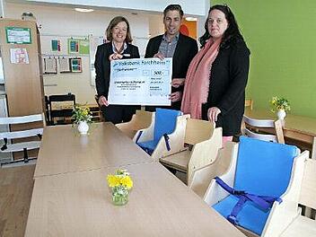 Bürgermeister Torsten Gunselmann, Kindergartenleiterin Monika Kaiser und Karin Kropfelder von der Volksbank im neu gestalteten Essraum des Kindergartens  Foto: Mathias Erlwein