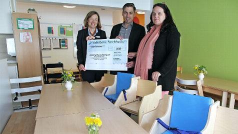 Bürgermeister Torsten Gunselmann, Kindergartenleiterin Monika Kaiser und Karin Kropfelder von der Volksbank im neu gestalteten Essraum des Kindergartens  Foto: Mathias Erlwein