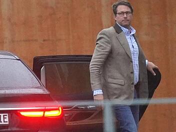 Er muss sich, anders als so mancher Dieselfahrer, keine Sorgen um seine Mobilität machen: Verkehrsminister Scheuer. Foto: Jörg Carstensen/dpa