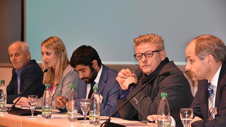 Auf dem Podium saßen Vertreter aus Wirtschaft und Kommune (von links): Michael Pfitzner, Simona Muß,  Omid Atai, Frank Wilzok und  Jörg Kunstmann. Foto: Uschi Prawitz