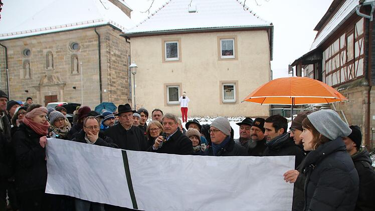 Der Ortstermin zur Umgehung stößt auf großes Interesse. Foto: Jürgen Gärtner