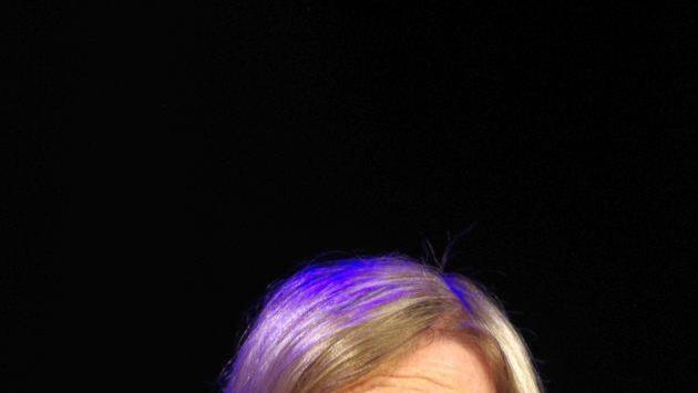 Den Schlusspunkt setzte die Kölnerin Vera Deckers, die wie das bekannte "HB-Männchen" über die Bühne wieselte und sich wunderbar wortreich über alles aufregen konnte, was sich in ihrem Dunstkreis bewegt. Klaus Werner