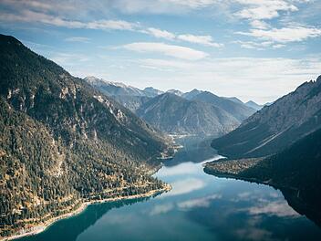 Das Deutsche Ehepaar wollte die Aussicht auf einen Fjord in der norwegischen Region Aurland genießen. Beim Abstellen des Wohnmobils aber fuhr der Mann etwas zuweit. Foto: Johannes Rapprich/pexels.com