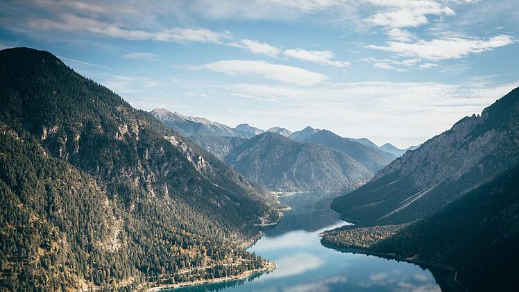 Das Deutsche Ehepaar wollte die Aussicht auf einen Fjord in der norwegischen Region Aurland genießen. Beim Abstellen des Wohnmobils aber fuhr der Mann etwas zuweit. Foto: Johannes Rapprich/pexels.com