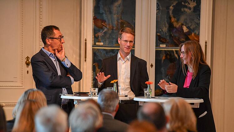 Bosch-Werksleiter Martin Schultz (r.) diskutierte mit dem Grünen-Politiker Cem Özdemir über die Zukunft des Automobilstandorts Bamberg.  Foto: Ronald Rinkelf