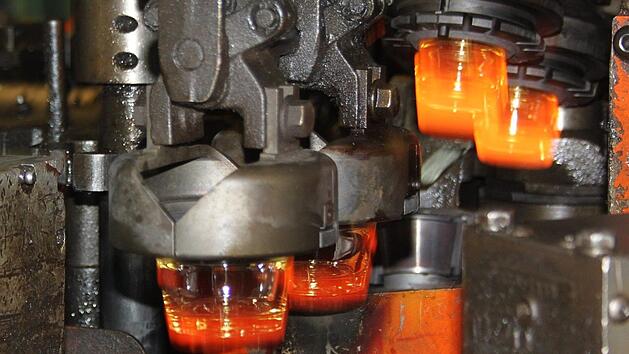 Die Herstellung von Behälterglas und Glasflakons gehört zur Rennsteig-Region. Die dortigen Glashütten sind mit ihren rund 5000 Mitarbeitern ein wichtiger Arbeitgeber. Foto: Veronika Schadeck