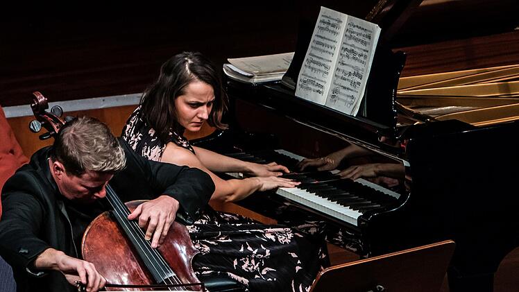 Lázló Fenyö und Julia Okruashvili bei ihrem Auftritt im Kongresshaus Rosengarten in Coburg.Foto: Jochen Berger
