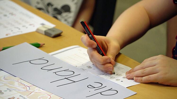 Die richtige Haltung eines Stifts ist eine der ersten und wichtigsten Grundfähigkeiten, die Kinder am Anfang ihrer Schullaufbahn erwerben. Vielen fällt das zunehmend schwer.