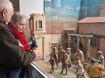 Wilfried und Gerburgis Beck bauen die neapolitanische Ganzjahreskrippe in der Wallfahrtskirche auf dem Volkersberg auf und gestalten die erste Darstellung: Die Herbergssuche.