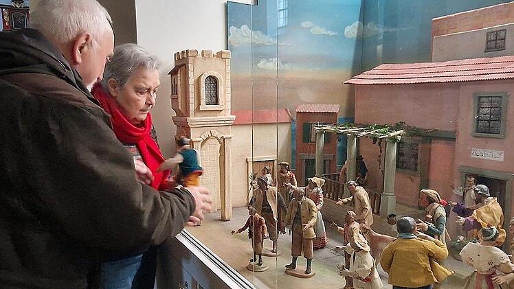 Wilfried und Gerburgis Beck bauen die neapolitanische Ganzjahreskrippe in der Wallfahrtskirche auf dem Volkersberg auf und gestalten die erste Darstellung: Die Herbergssuche.