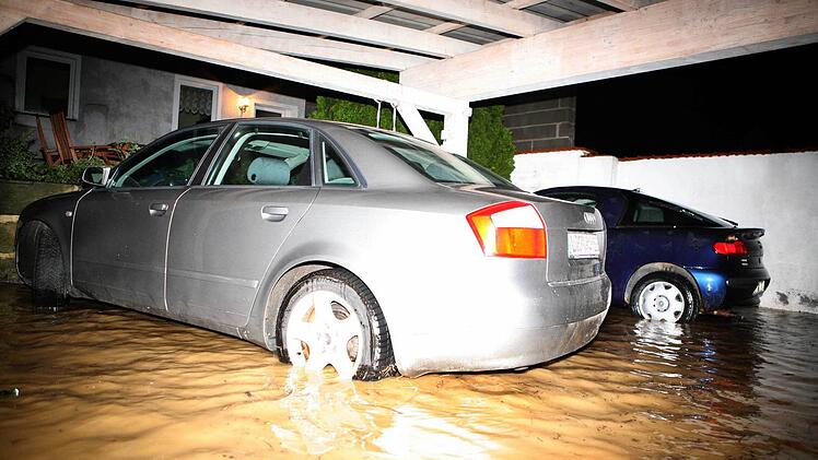 In Ebensfeld stand dieses Carport unter Wasser. Foto: Stefan Johannes