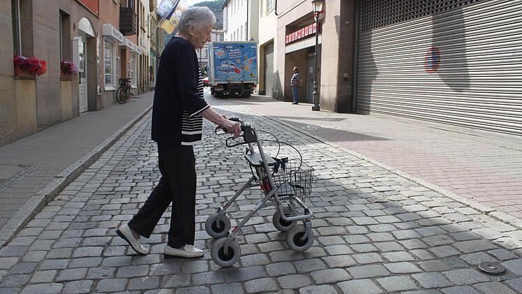 Holprig, aber mit dem Rollator machbar: die Buchbindergasse.