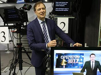 DAF-Vorstandsvorsitzender Conrad Heberling erklärt im Kulmbacher Studio, wie hier Fernsehen gemacht wird. Foto: Barbara Herbst