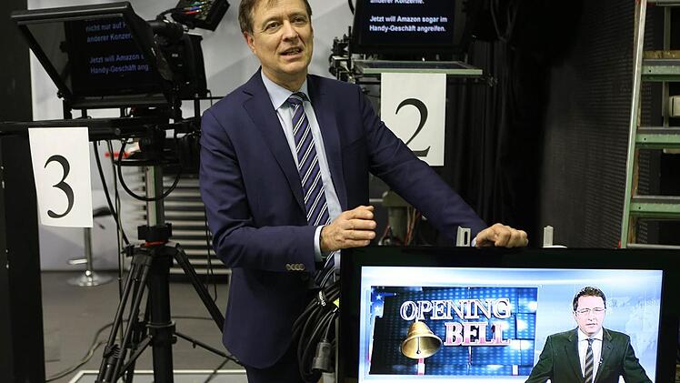 DAF-Vorstandsvorsitzender Conrad Heberling erklärt im Kulmbacher Studio, wie hier Fernsehen gemacht wird. Foto: Barbara Herbst