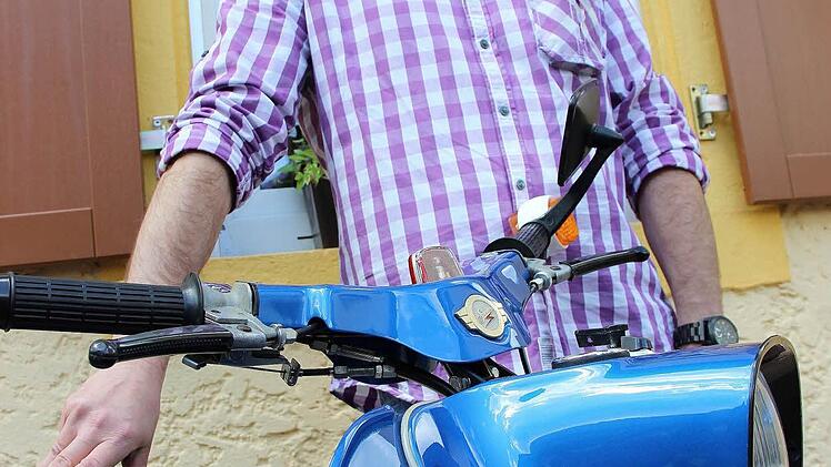 Nachbar Dieter Rümpelein hat sich Björn Feyers Simson "Schwalbe" gesichert: "900 Euro sind ein guter Preis."