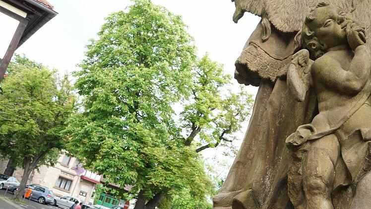 Vom Bürgerspital aus schaut eine Nepomuk-Statue auf den Platz.Fotos: Arkadius Guzy