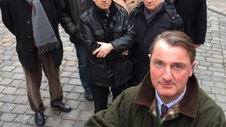 Zu schön, um das Zeitliche zu segnen? Bamberger Kunsthändler protestieren gegen das Ausmustern der alten Pflastersteine in der Dominikanerstraße. Vorne: Christian Eduard Franke.   Foto: M. Wehner