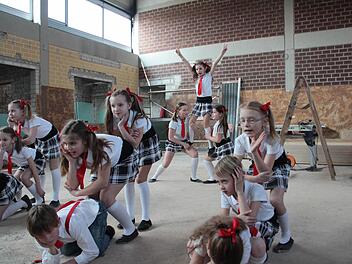 Eine von der DJK Kersbach trainierte Schüler-Tanzgruppe unterhielt die Gäste beim Spatenstich für die neue Grundschule. Mit ihrem Auftritt in der Turnhalle, die momentan saniert wird, ernteten sie viel Applaus.  Fotos: Jennifer Hauser