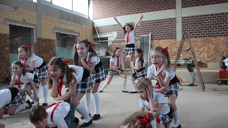 Eine von der DJK Kersbach trainierte Schüler-Tanzgruppe unterhielt die Gäste beim Spatenstich für die neue Grundschule. Mit ihrem Auftritt in der Turnhalle, die momentan saniert wird, ernteten sie viel Applaus.  Fotos: Jennifer Hauser