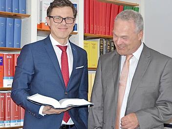 Neustadts Oberbürgermeister Frank Rebhan (rechts) freut sich, dass mit Christoph Reymann wieder ein Notar in Neustadt seinen festen Amtssitz hat. Die Stelle war über Jahre unter Verwaltung gestanden. Foto: Rainer Lutz