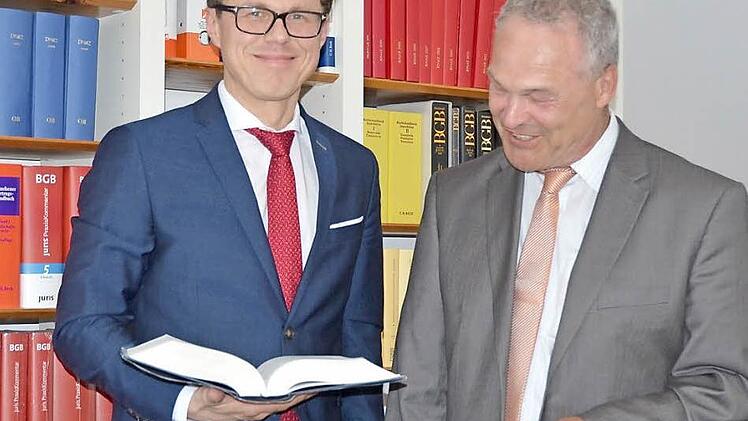 Neustadts Oberbürgermeister Frank Rebhan (rechts) freut sich, dass mit Christoph Reymann wieder ein Notar in Neustadt seinen festen Amtssitz hat. Die Stelle war über Jahre unter Verwaltung gestanden. Foto: Rainer Lutz