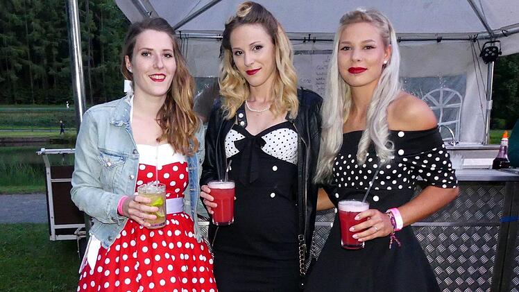 Tanja, Eileen und Anna besorgten sich erst einmal einen Cocktail.