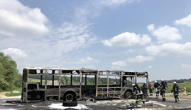 Mittelfranken: Vollbesetzter Schulbus fängt Feuer und brennt komplett aus