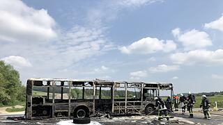 Mittelfranken: Vollbesetzter Schulbus fängt Feuer und brennt komplett aus