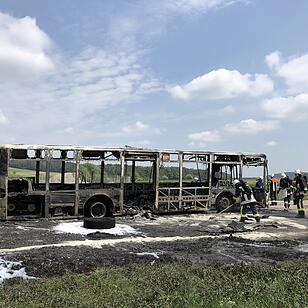 Mittelfranken: Vollbesetzter Schulbus fängt Feuer und brennt komplett aus