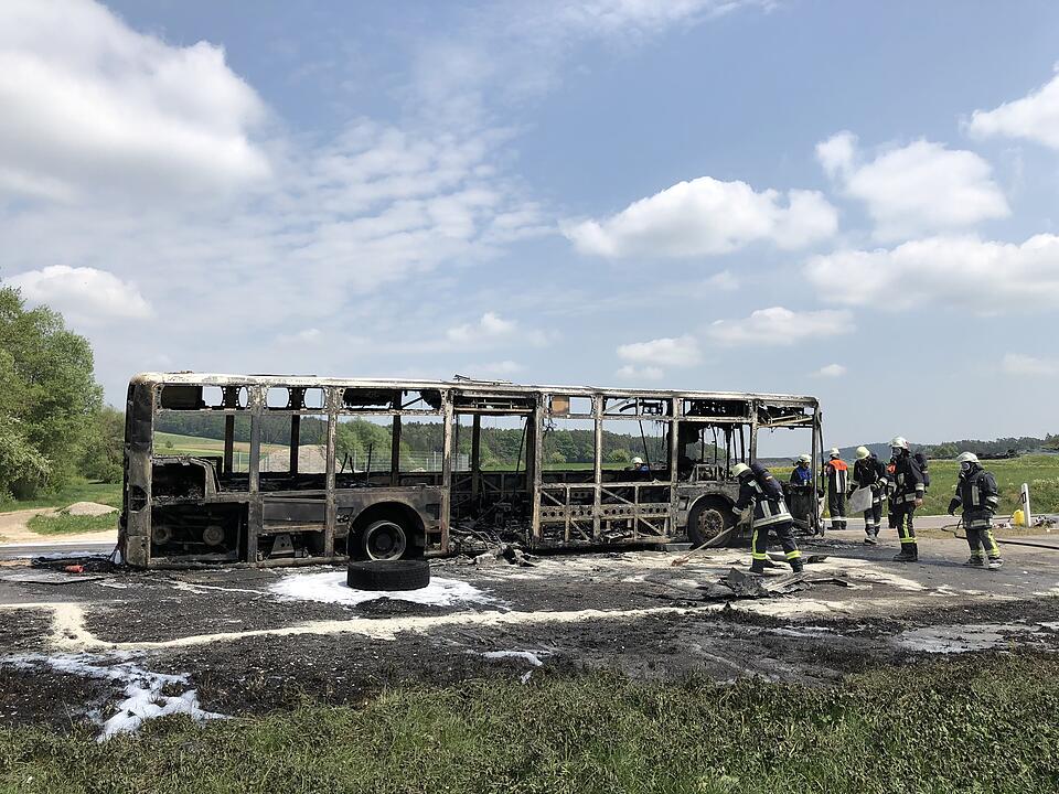 Mittelfranken: Vollbesetzter Schulbus fängt Feuer und brennt komplett aus