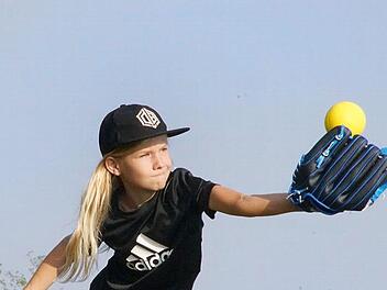 Valentino gelingt es, den zugeworfenen Ball im Fanghandschuh zu begraben Fotos: Mario Deller