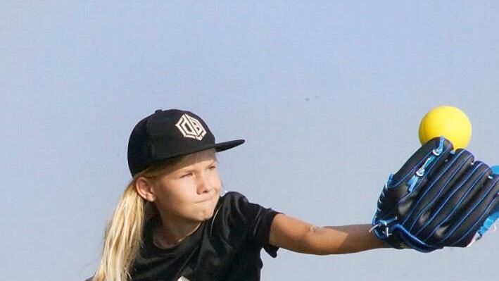 Valentino gelingt es, den zugeworfenen Ball im Fanghandschuh zu begraben Fotos: Mario Deller