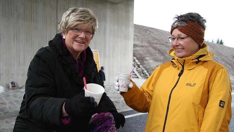 Elisabeth Schübel und Sabine Kolb heben einen heißen Caipirinha und stoßen auf die Umgehung an.