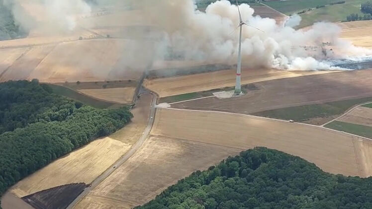 Brand im Kreis Bamberg: Riesige Rauchwolke - mehrere Feuerwehren im Einsatz