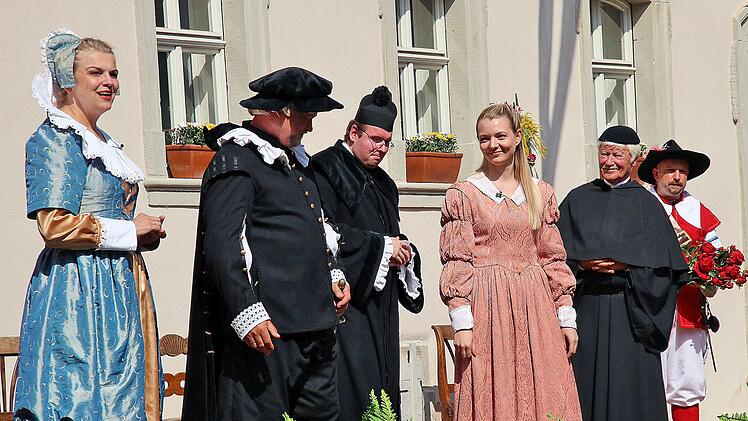 Noch herrscht Frieden. Man sieht es Claudia Kind (links) an, die perfekt die Rolle der Oberbürgermeisters-Gattin verkörpert. Auch als Vorsitzende des Heimatsspiel-Vereins trägt sie viel Verantwortung für das Spiel.