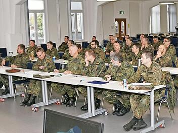 Stabsfeldwebel Markus Eckert (links) bei der theoretischen Ausbildung