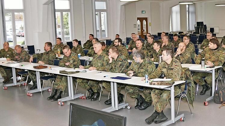 Stabsfeldwebel Markus Eckert (links) bei der theoretischen Ausbildung