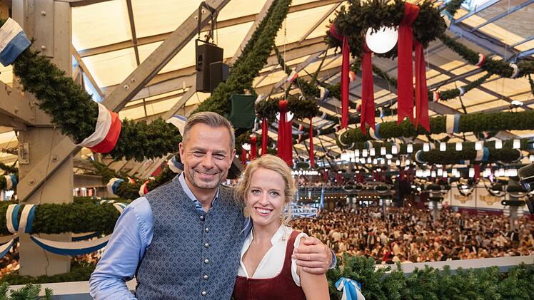 Michael Sporer und Susi Wiesner sind wieder live beim Anstich-Ritual im Schottenhamel-Festzelt dabei.