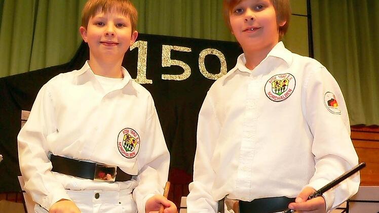 Christoph Daum (links) und Yannik Hüttner, die beiden jüngsten Trommlerbuben, hatten großen Spaß am Jubiläumsauftritt ihres ATSV-Spielmannszugs. Fotos: Norbert Neugebauer