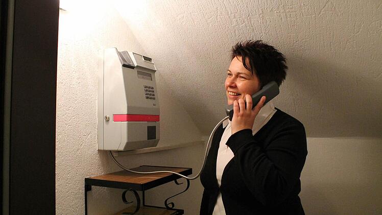 Bedienung Silke Eichhorn probiert das Telefon aus: Ihre Chefin ruft vom Handy an. Es funktioniert noch.