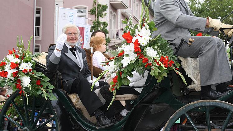 So hübsch wirken die dekorierten Kutschen.