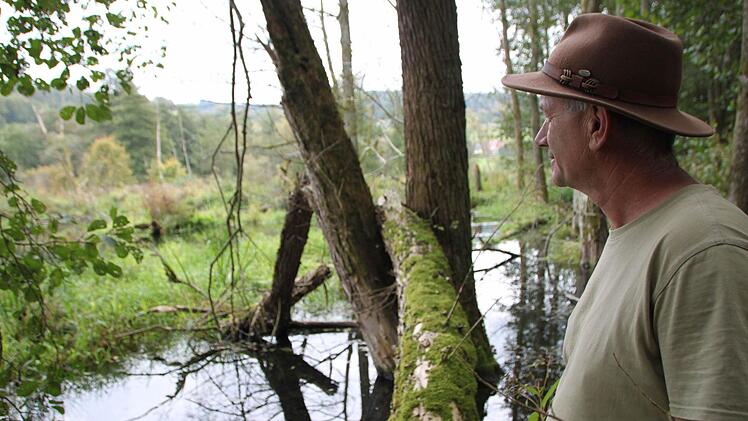 An gleicher Stelle: Im Sommer schaute Robert Hildmann bei den Bibern nach dem Rechten. Foto: Ulrike Müller