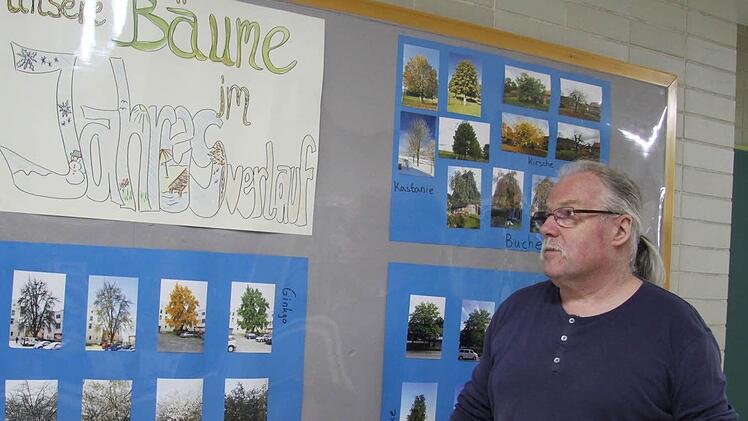 Lehrer Dieter Herbstsommer präsentiert die Xylothek im F-Bau des Markgraf-Georg-Friedrich-Gymnasiums.